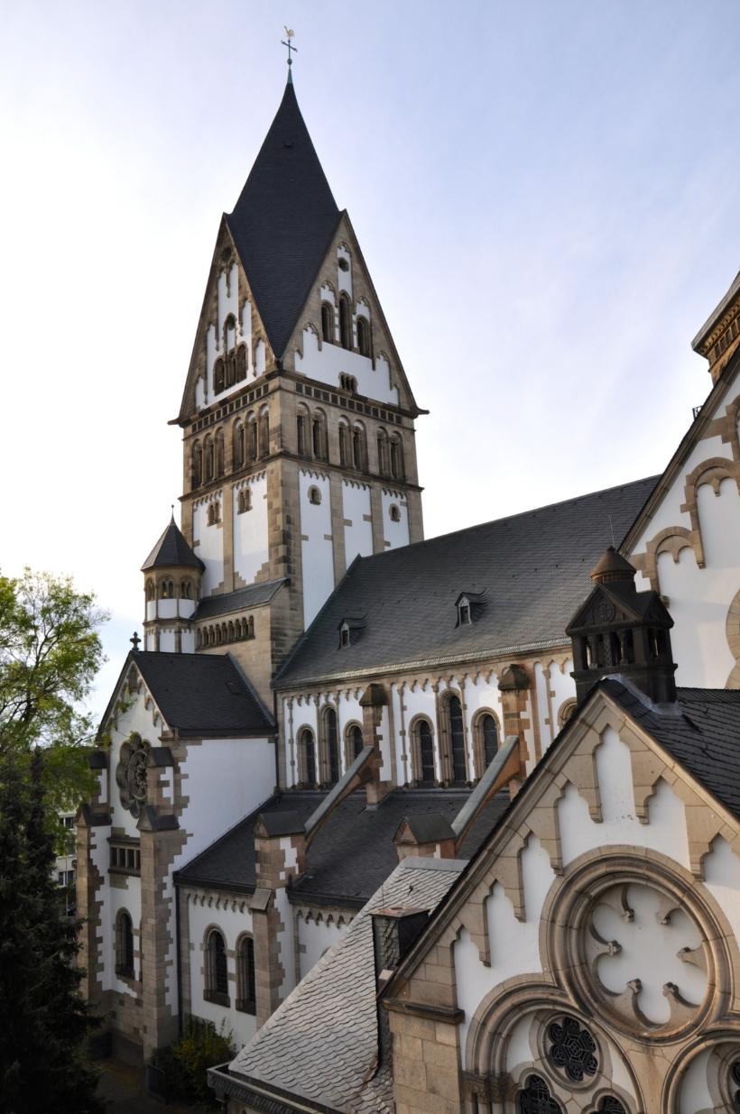St. Elisabeth ist eine römisch-katholische Pfarrkirche in der Südstadt von Bonn. Die Kirche ist der heiligen Elisabeth von Thüringen geweiht. Sie steht als Baudenkmal unter Denkmalschutz. Ex-Bild-DB-ID: 12871