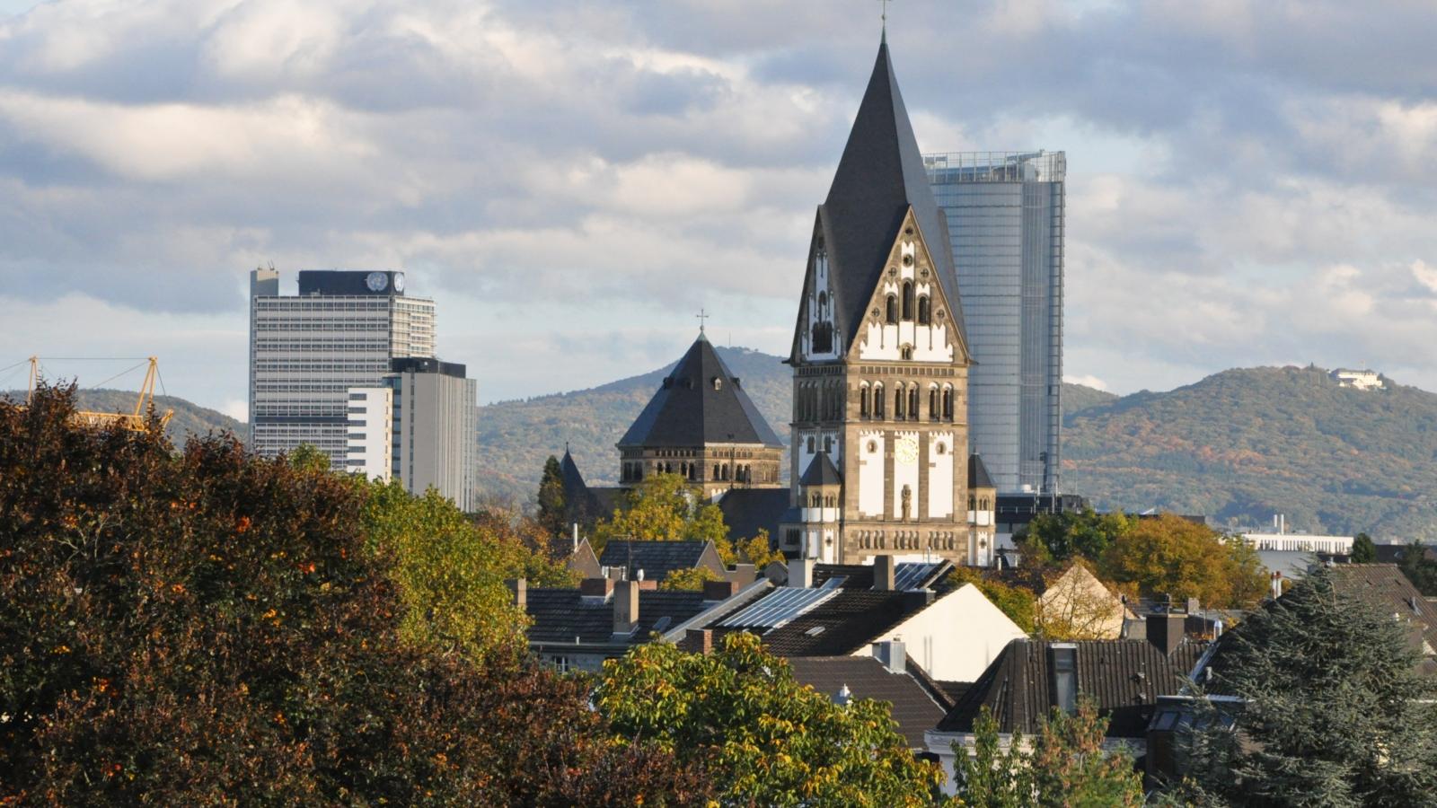 Im Hintergrund der Posttower und der Lange Eugen, rechts der Petersberg. Ex-Bild-DB-ID: 12891