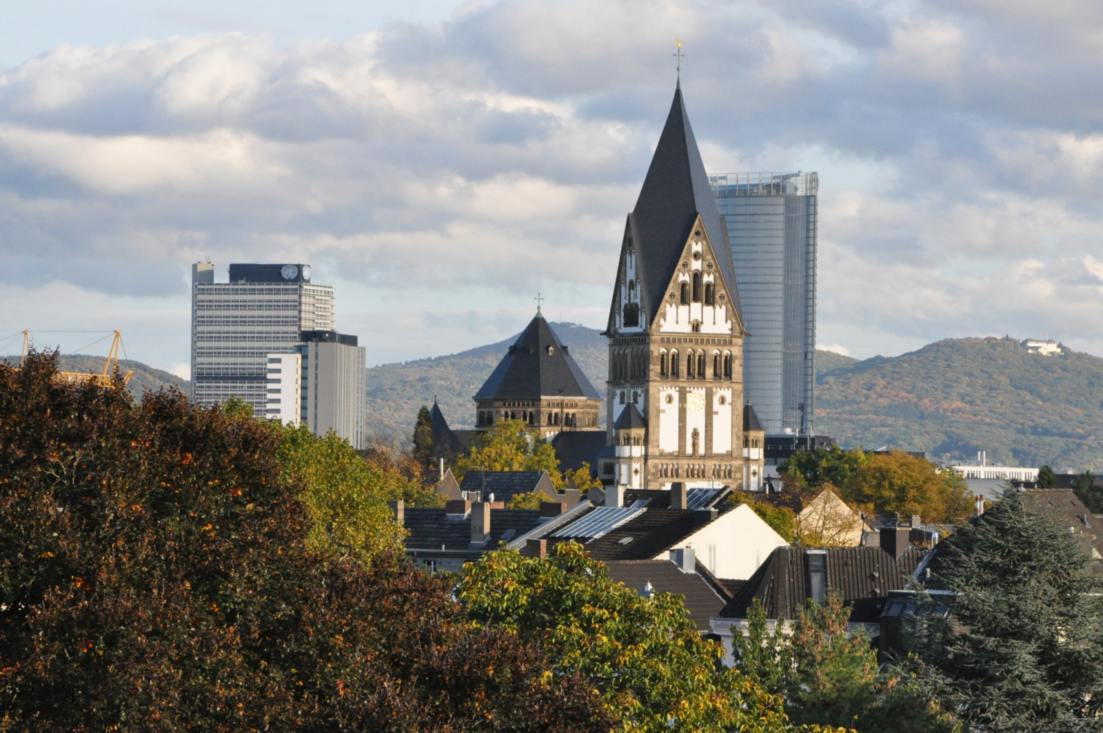 Im Hintergrund der Posttower und der Lange Eugen, rechts der Petersberg. Ex-Bild-DB-ID: 12891