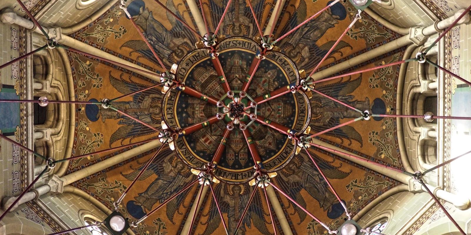 Kirche St. Elisabeth Bonn Kirchenkuppel mit Aufhängung des Radleuchters, Deckengewölbe, in der Vierung aufgehängten Radleuchter nach staufischem Vorbilder. Ex-Bild-DB-ID: 27090