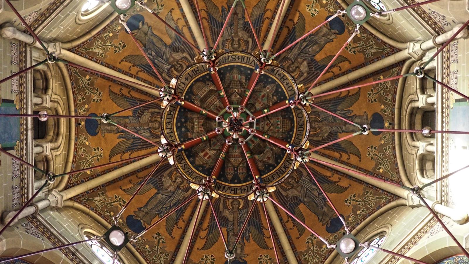 Kirchenkuppel mit Aufhängung des Radleuchters, Deckengewölbe, in der Vierung aufgehängten Radleuchter nach staufischem Vorbilder. Ex-Bild-DB-ID: 27090